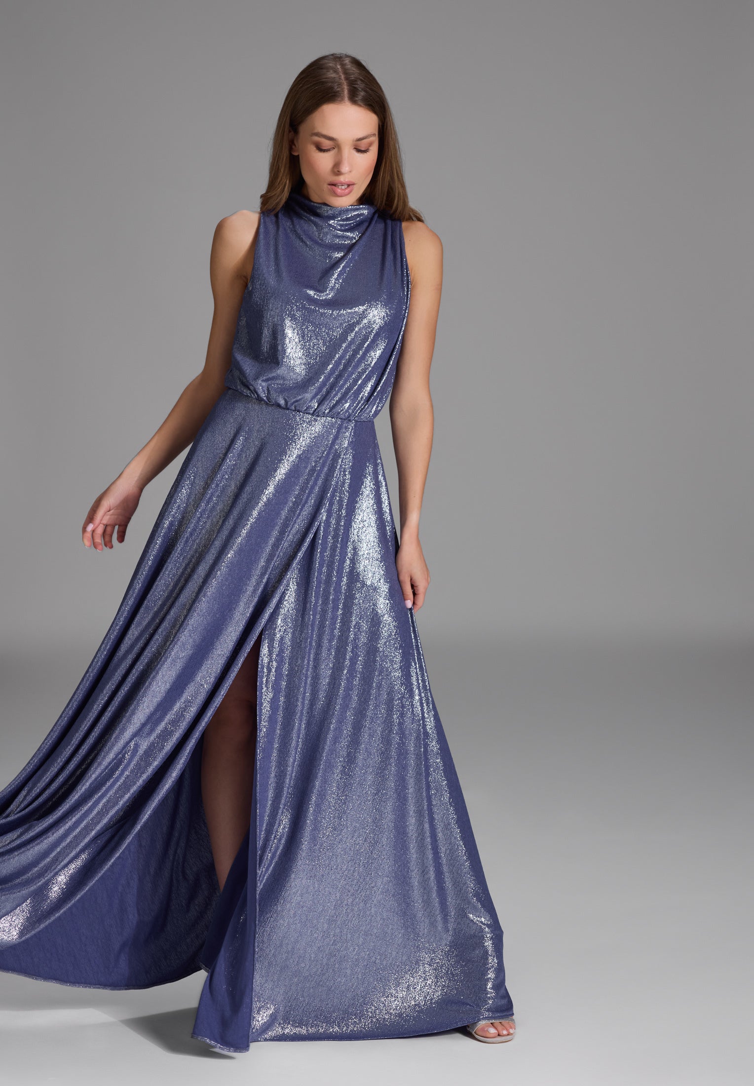 Hochgeschlossenes Abendkleid aus foliertem Jersey mit Beinschlitz