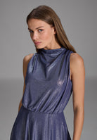 Hochgeschlossenes Abendkleid aus foliertem Jersey mit Beinschlitz