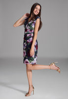 Etuikleid mit Wickel-Ausschnitt aus bedrucktem Mesh navy | ruby red