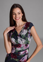 Etuikleid mit Wickel-Ausschnitt aus bedrucktem Mesh