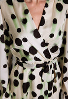 Cocktail Kleid mit Volant Saum aus Satin mit Tupfen Druck