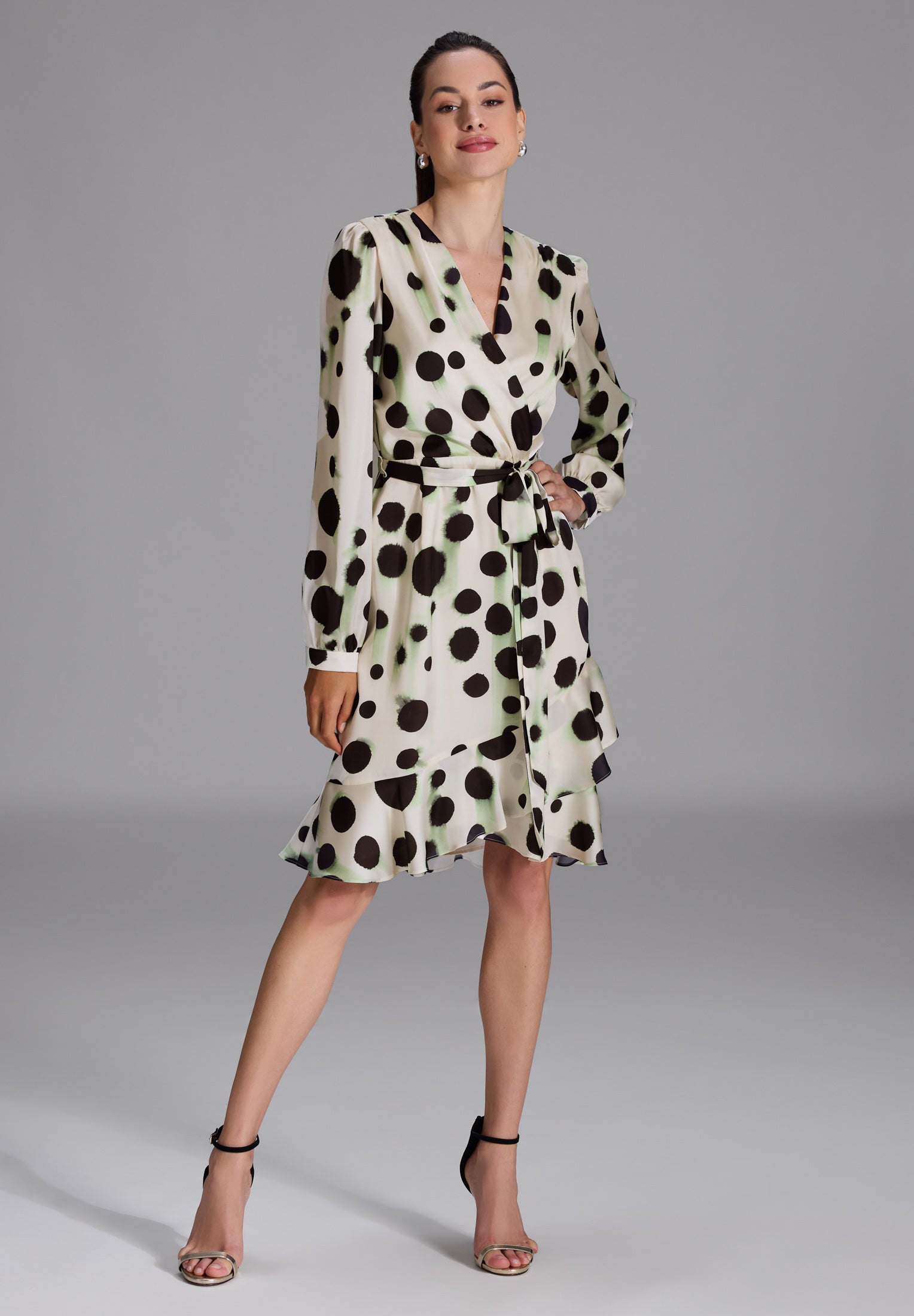 Cocktail Kleid mit Volant Saum aus Satin mit Tupfen Druck apple green | black