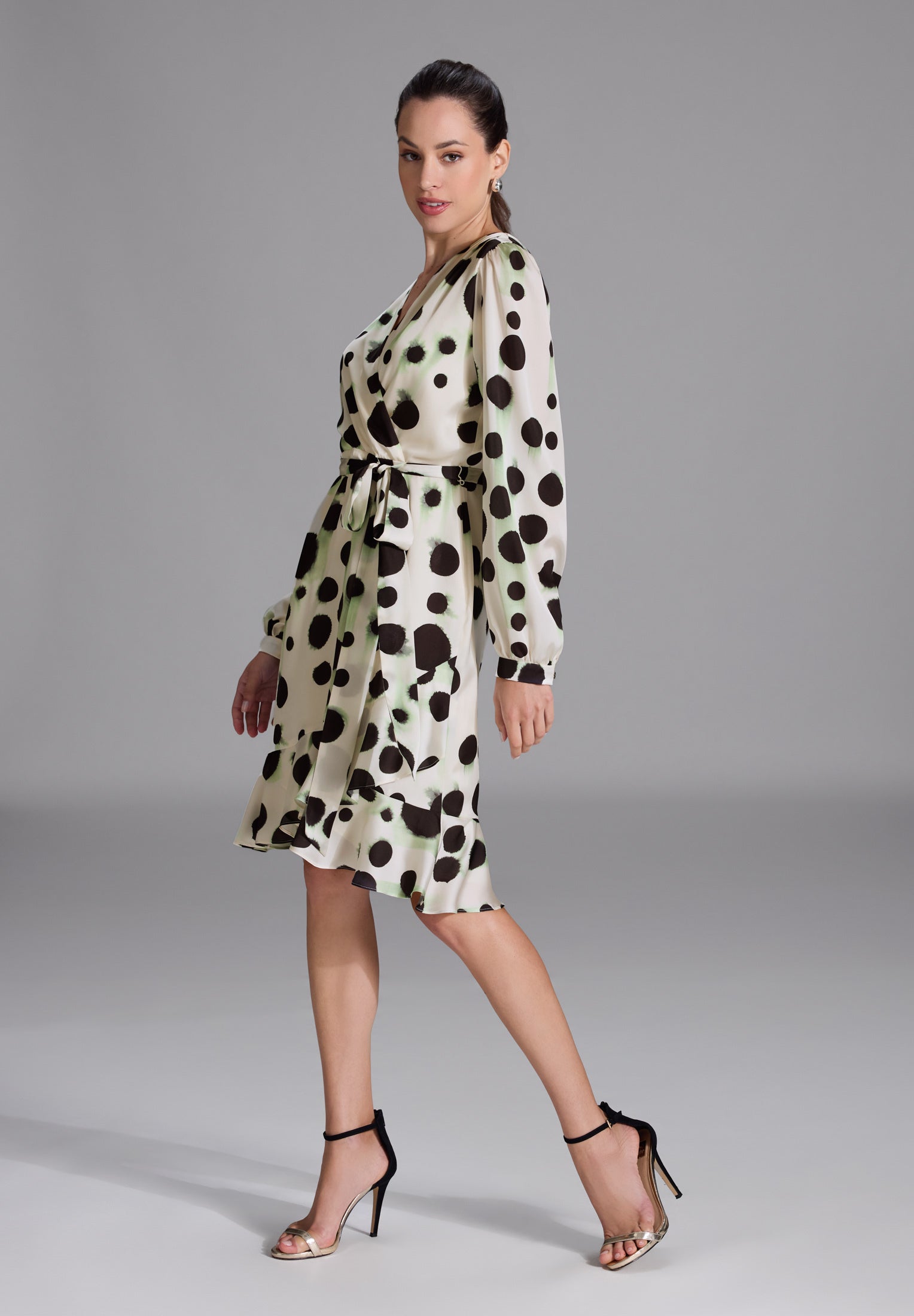 Cocktail Kleid mit Volant Saum aus Satin mit Tupfen Druck