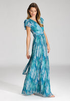 Abendkleid aus bedrucktem Plissee Jersey mit betonter Schulter