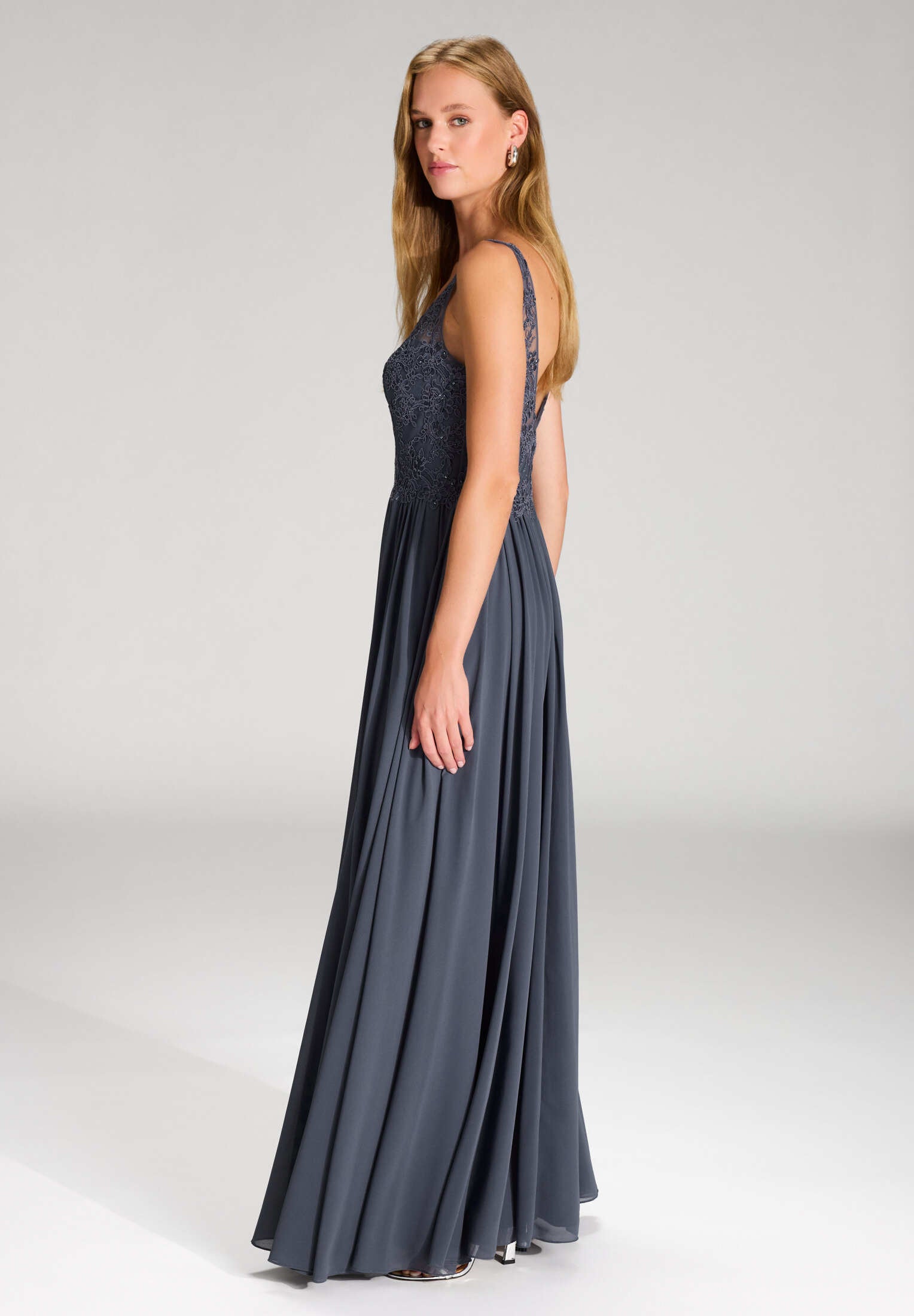 Chiffonkleid mit Spitzenstickerei