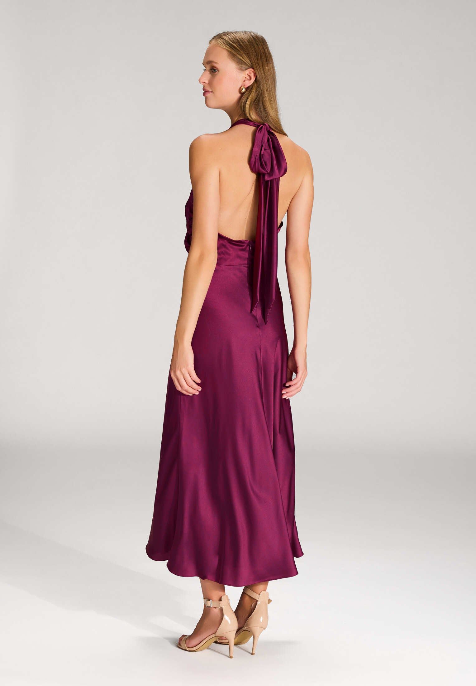 Midikleid aus Satin mit Rückenausschnitt
