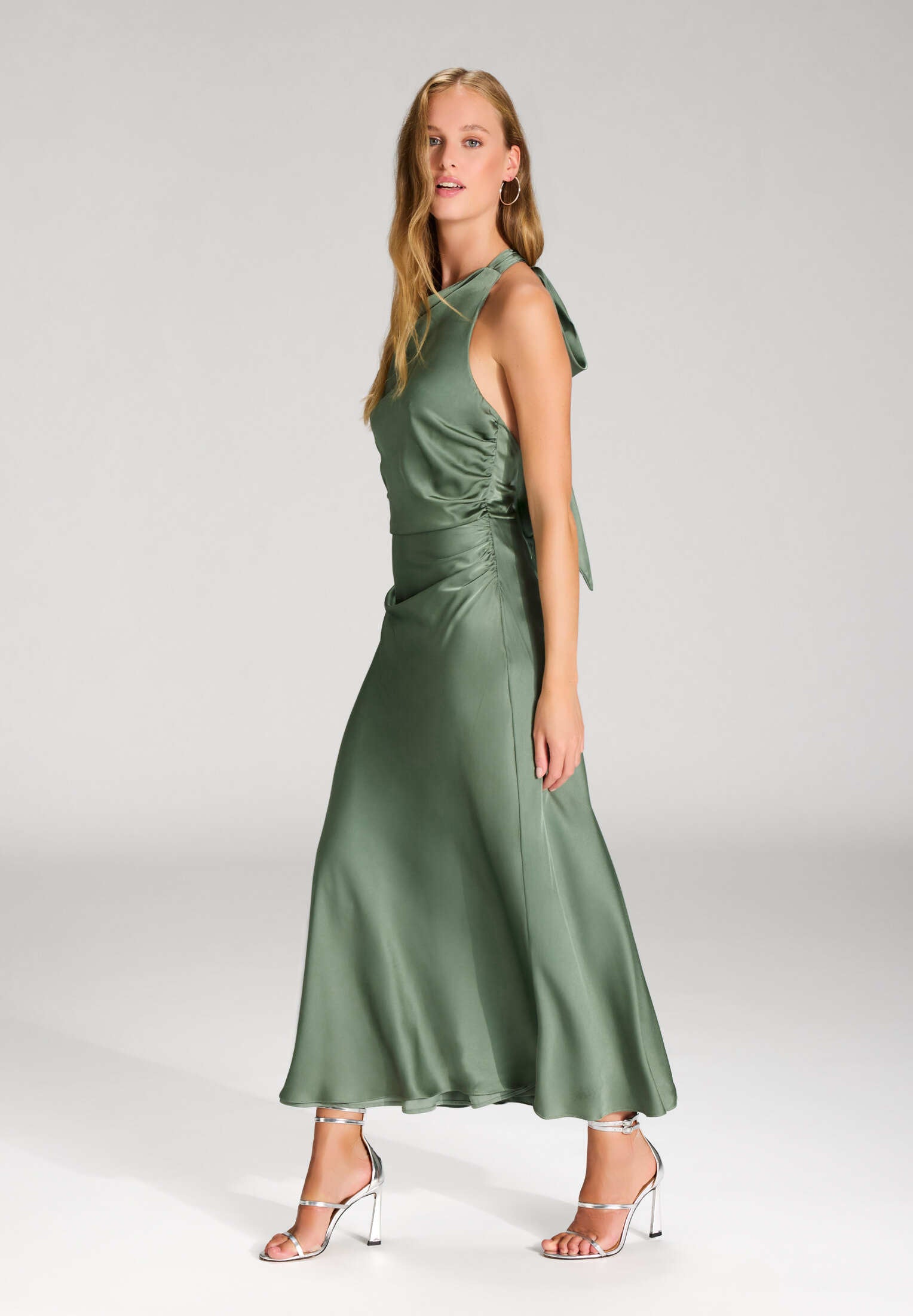 Midikleid aus Satin mit Rückenausschnitt