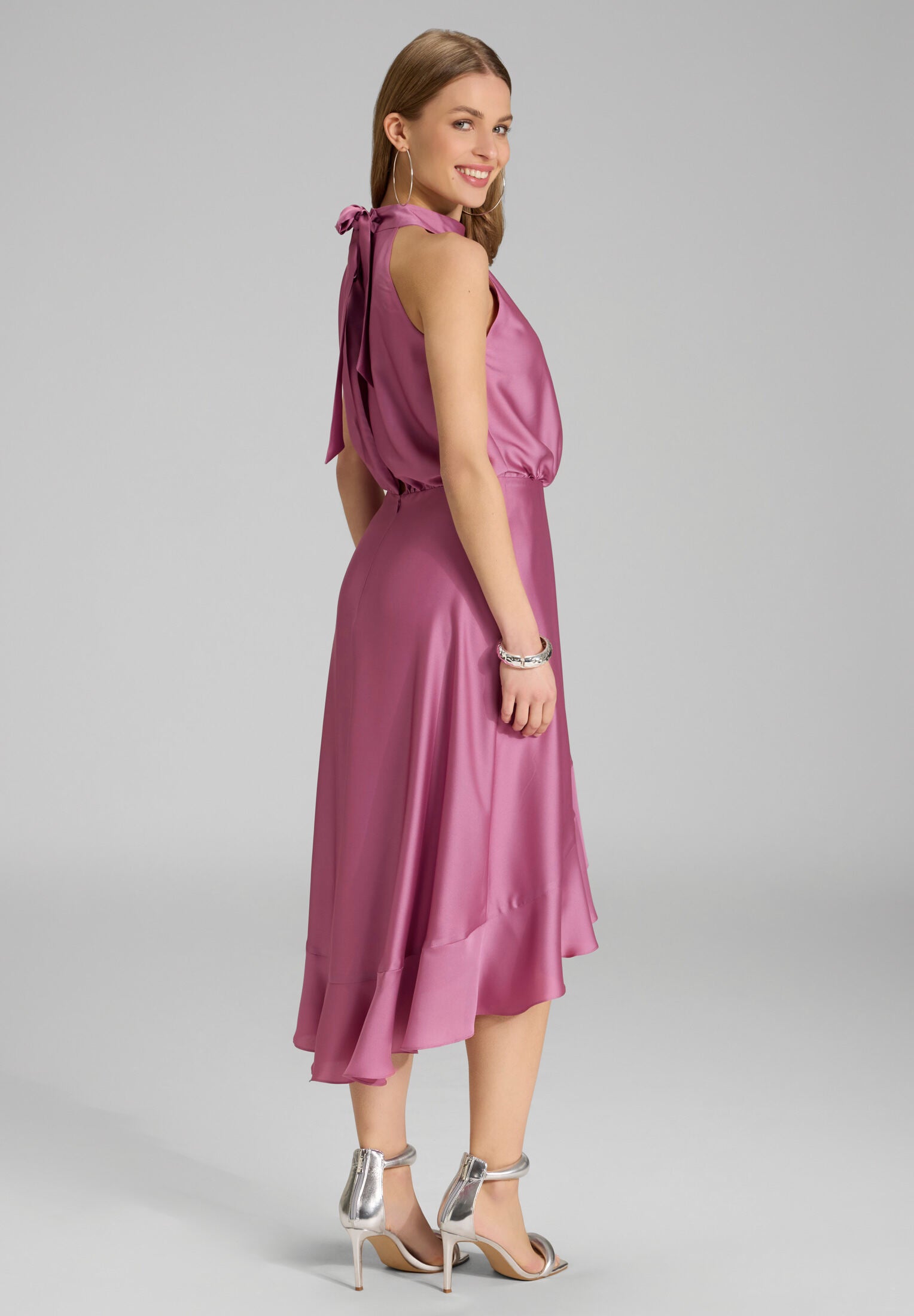 Cocktailkleid aus nachhaltigem Satin mit Volant am Saum