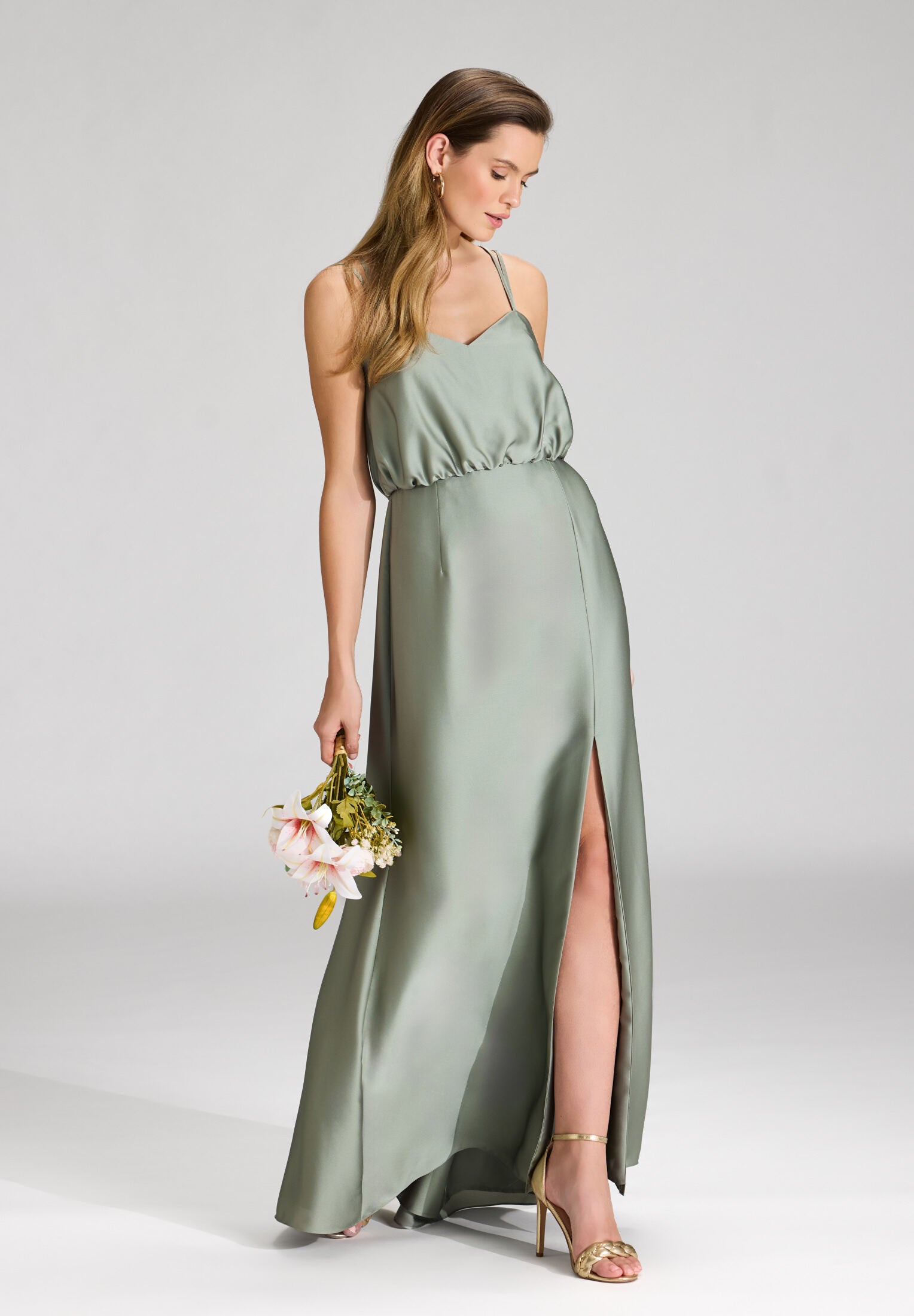 Abendkleid aus nachhaltigem Satin mit gekreuzten Spagettiträgern pistachio green