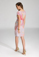 Etuikleid aus bedrucktem Paillettenstoff