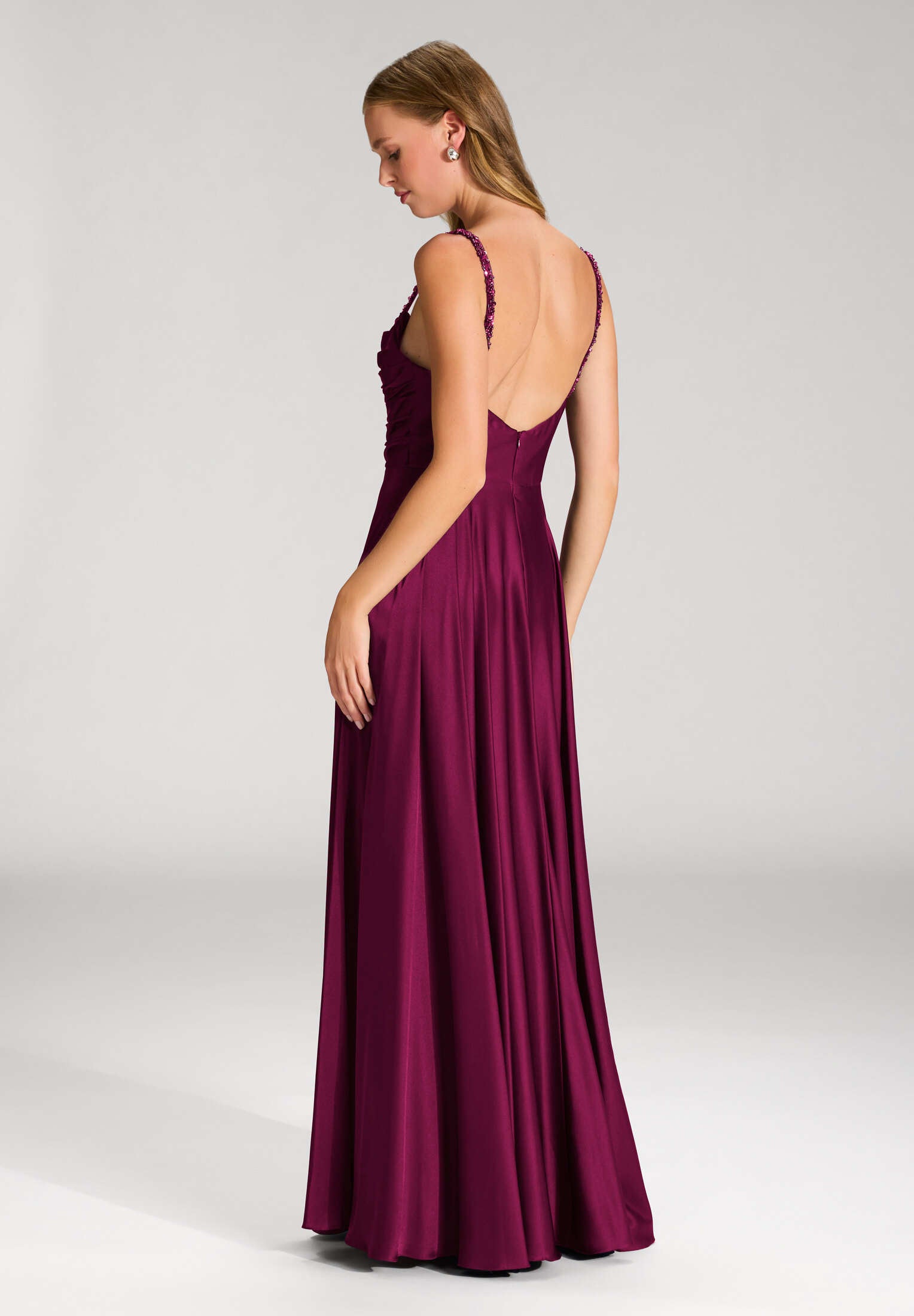 Satinkleid mit drapiertem Top und bestickten Trägern