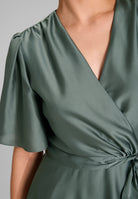 Cocktailkleid aus nachhaltigem Satin in Wickel Optik