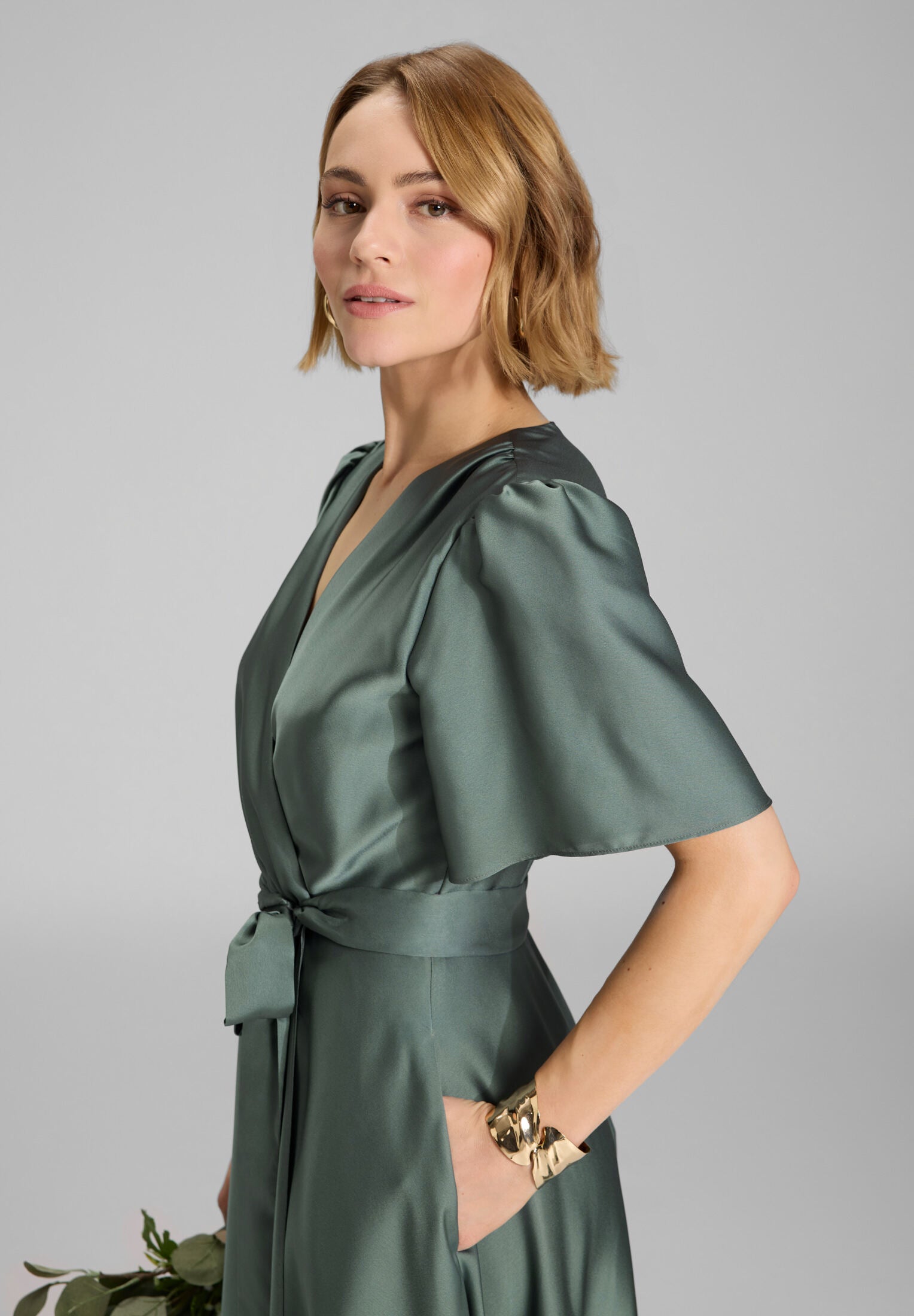 Cocktailkleid aus nachhaltigem Satin in Wickel Optik