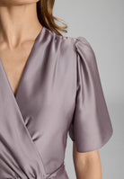 Cocktailkleid aus nachhaltigem Satin in Wickel Optik