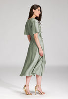 Cocktailkleid aus nachhaltigem Satin in Wickel Optik