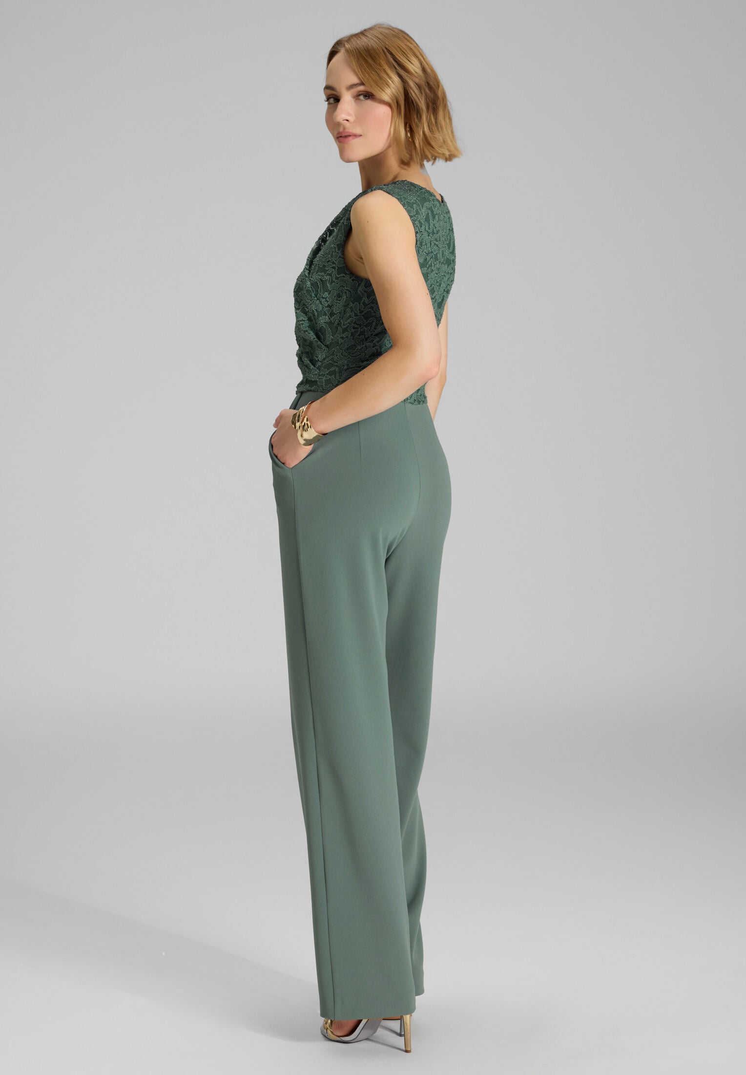 Jumpsuit aus Material-Mix mit Drapierung