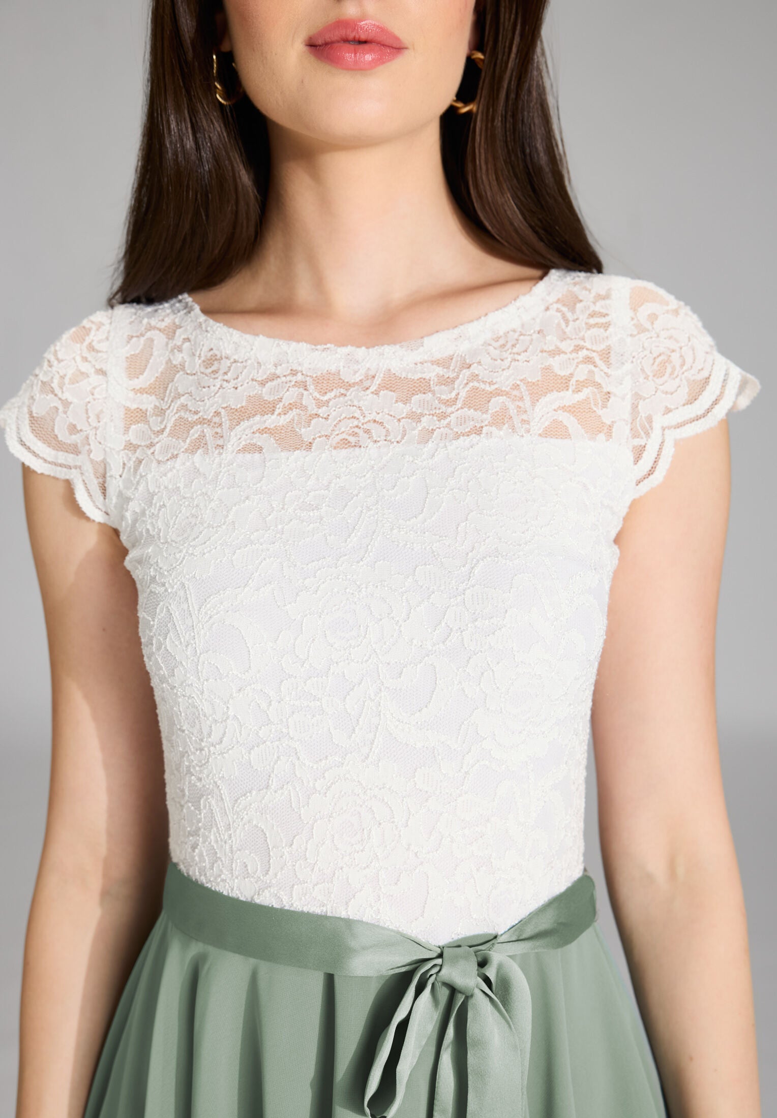 Zweifarbiges Cocktailkleid aus Spitze-Chiffon-Mix