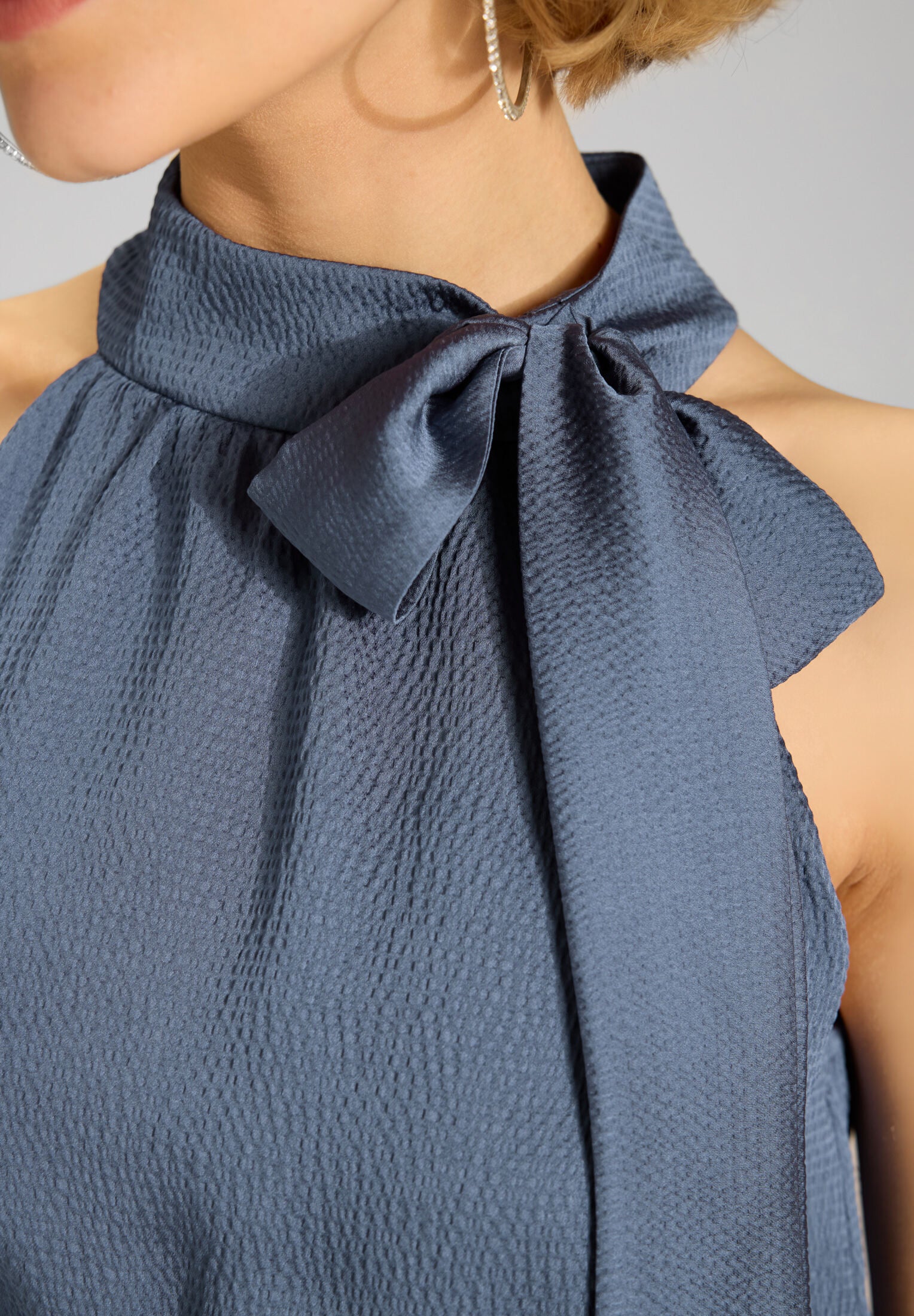 Jumpsuit mit Schluppe aus gehämmertem Satin