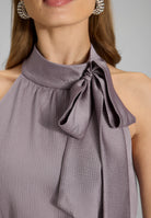 Jumpsuit mit Schluppe aus gehämmertem Satin