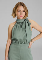 Jumpsuit mit Schluppe aus gehämmertem Satin