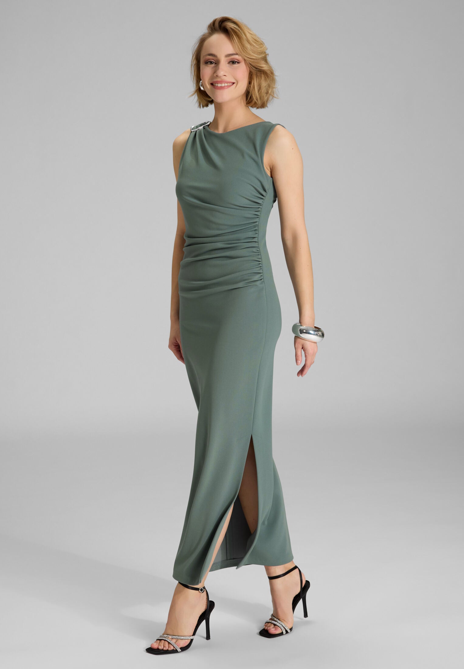 Abendkleid aus Crepe Jersey mit Drapierung und Zierschnalle