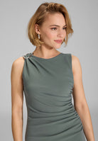 Abendkleid aus Crepe Jersey mit Drapierung und Zierschnalle