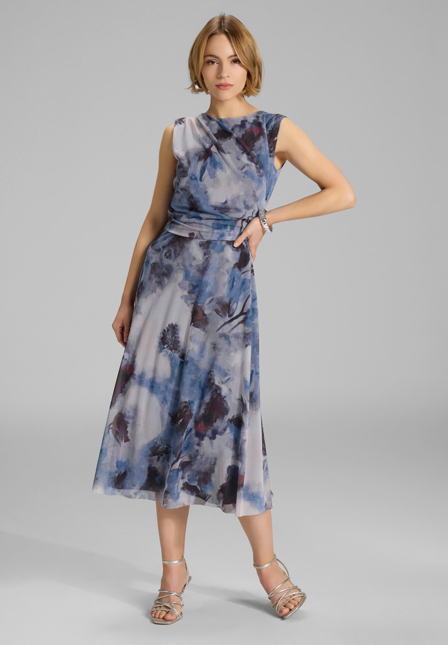 Midi Kleid aus weichem Mesh mit abstraktem Druck timeless blue | multi