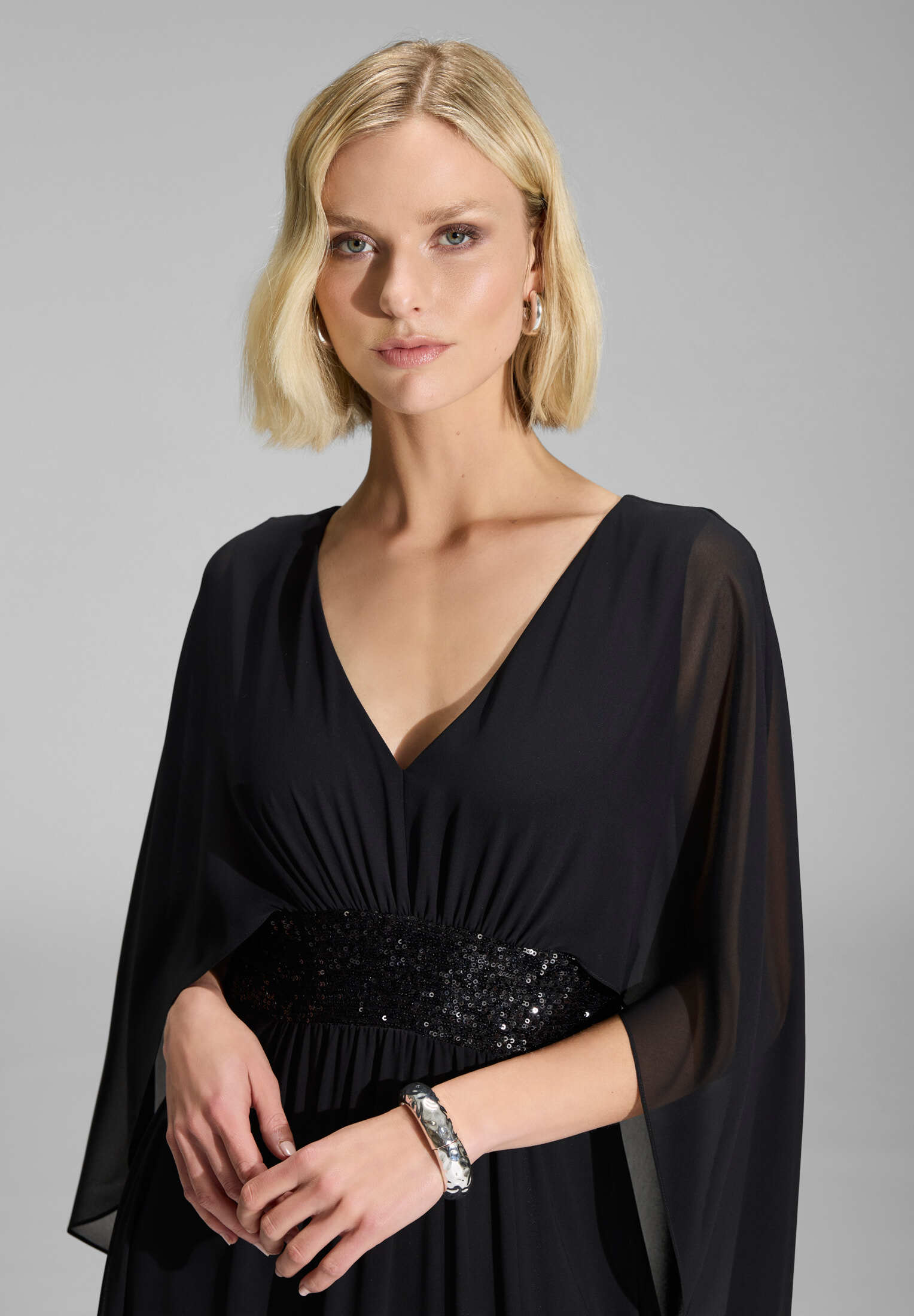 Abendkleid mit Cape aus Chiffon