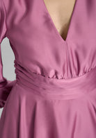 Cocktailkleid aus nachhaltigem Satin mit langen Ärmeln und Raff Details