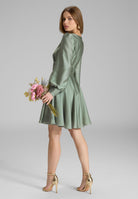 Cocktailkleid aus nachhaltigem Satin mit langen Ärmeln und Raff Details