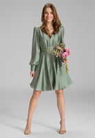 Cocktailkleid aus nachhaltigem Satin mit langen Ärmeln und Raff Details pistachio green