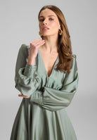 Cocktailkleid aus nachhaltigem Satin mit langen Ärmeln und Raff Details