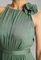 Abendkleid aus Crinkle Chiffon mit dekorativer Blüte