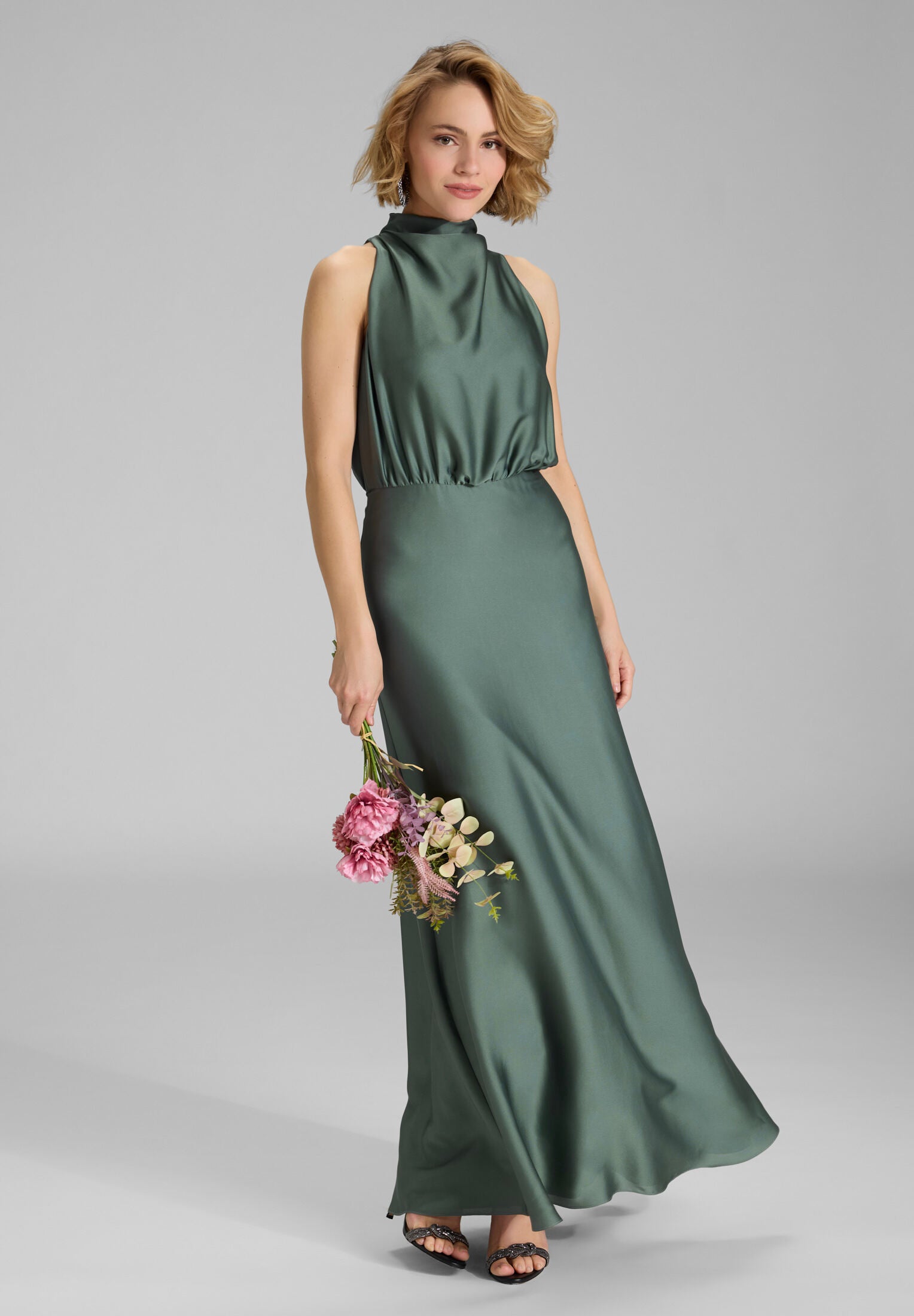 Abendkleid aus nachhaltigem Satin mit Drapierung am Kragen
