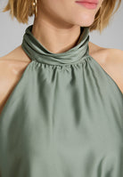 Abendkleid aus nachhaltigem Satin mit amerikanischem Ausschnitt und Beinschlitz