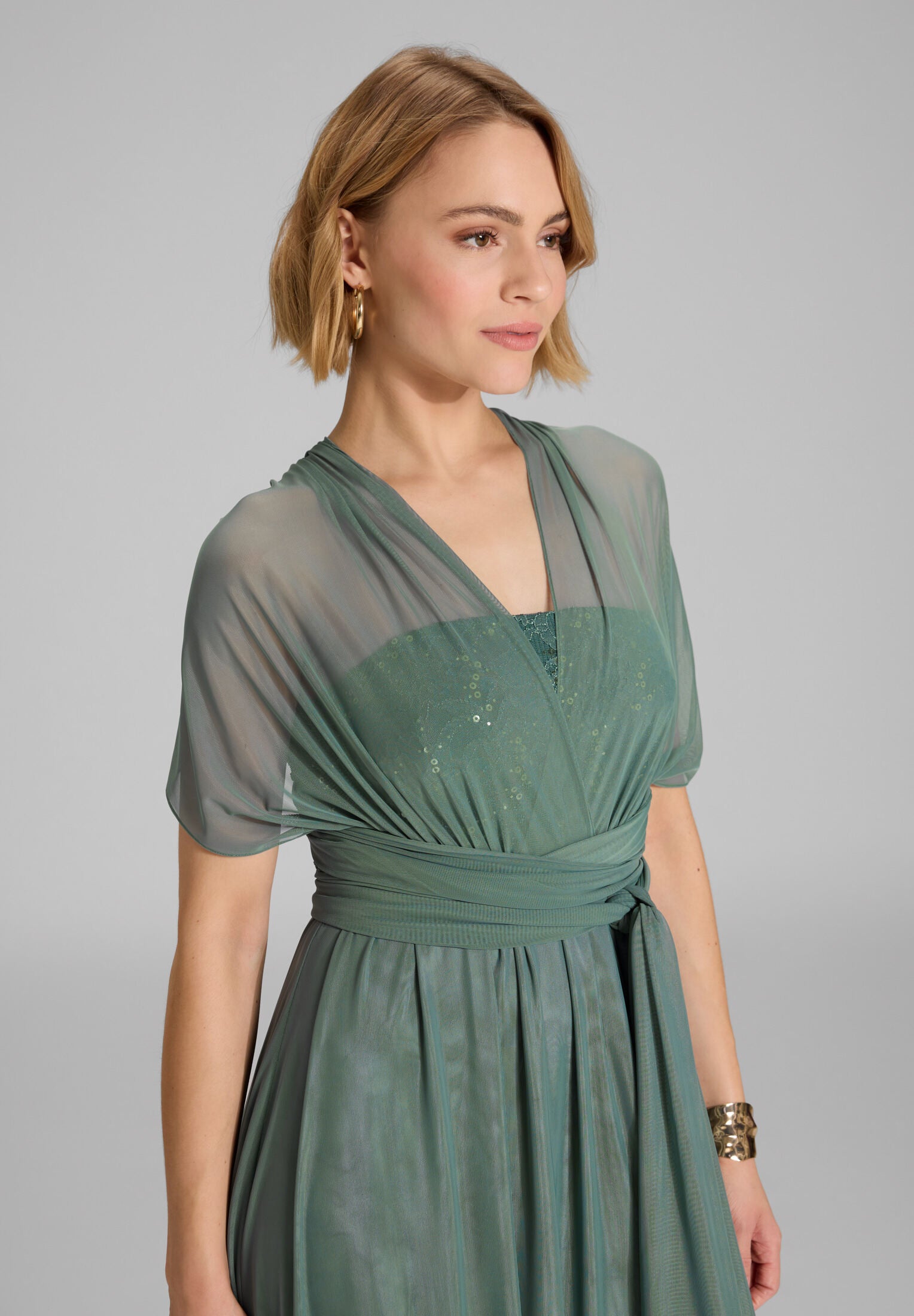 Abendkleid aus Mesh und Spitze mit verschiedenen Bindemöglichkeiten