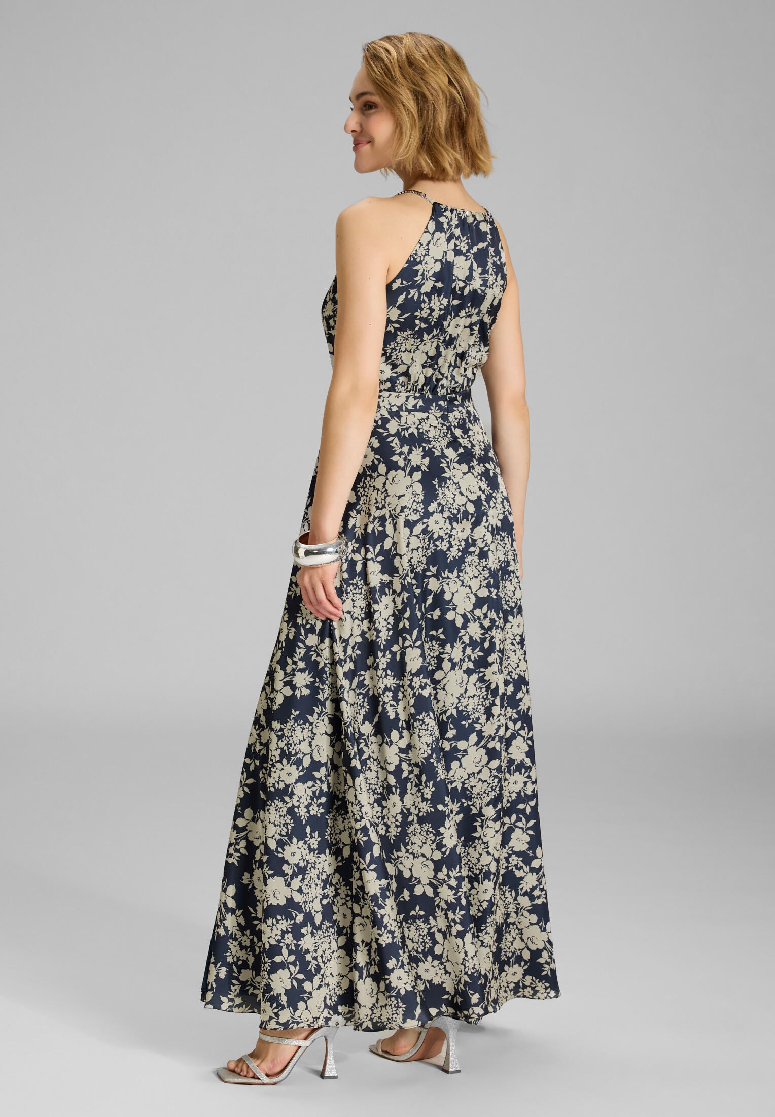 Maxikleid aus floral bedrucktem Satin mit Zierträger