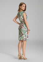 Etui Kleid aus bedrucktem Scuba mit Wickel-Ausschnitt