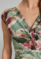 Etui Kleid aus bedrucktem Scuba mit Wickel-Ausschnitt