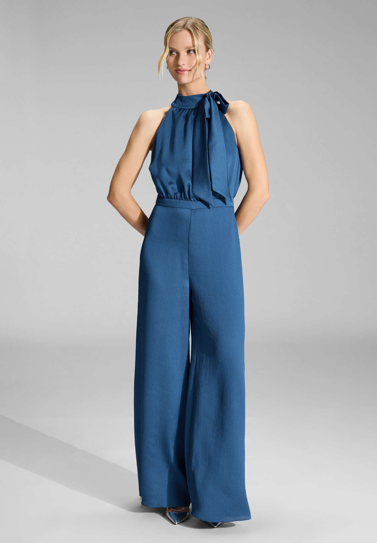 Jumpsuit mit Schluppe aus gehämmertem Satin azure blue