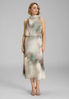 Midi Kleid aus gehämmertem Satin mit abstraktem Druck und Drapierung am Kragen deep slate | multi