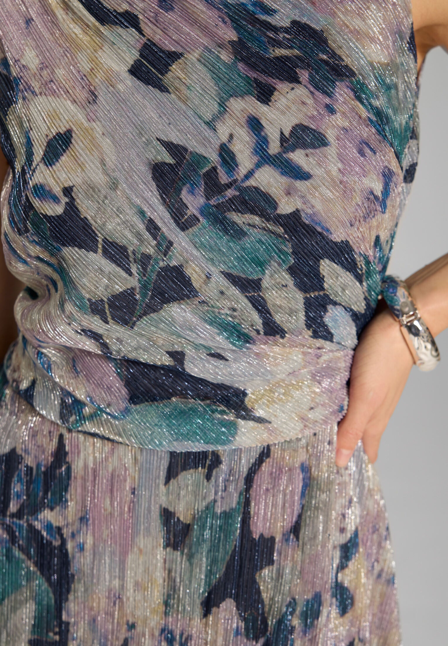 Midi Kleid mit diagonaler Drapierung aus bedrucktem Plissee Jersey