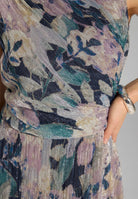 Midi Kleid mit diagonaler Drapierung aus bedrucktem Plissee Jersey