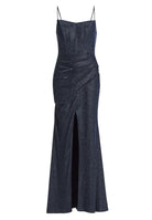 Figurbetontes Abendkleid mit Beinschlitz