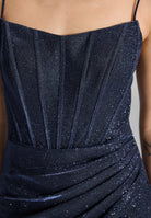 Figurbetontes Abendkleid mit Beinschlitz