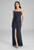 Figurbetontes Abendkleid mit Beinschlitz