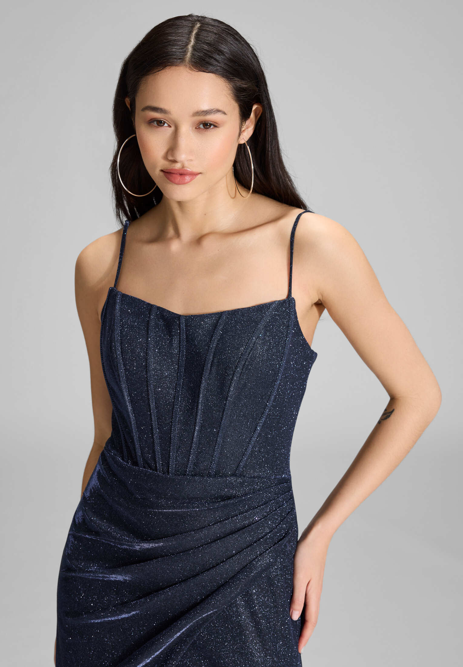 Figurbetontes Abendkleid mit Beinschlitz