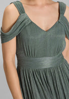 Abendkleid aus plissiertem Jersey mit metallic Fäden und Cold Shoulder Trägern