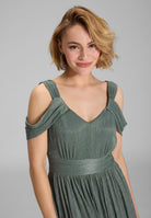 Abendkleid aus plissiertem Jersey mit metallic Fäden und Cold Shoulder Trägern