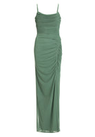 Figurbetontes Abendkleid aus Mesh mit Beinschlitz und Raffungen